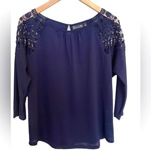 Stylish, cut-out shoulder top. Super cute!